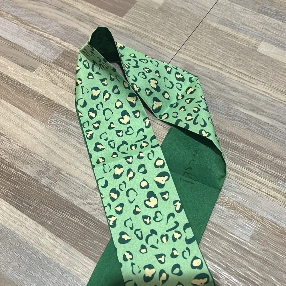 Twilly New Beautiful green colors. Beautiful inscription inside.